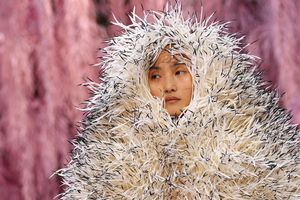 Sieht nur stachelig aus - Chanel Frühjahr/Sommer 2026 - Foto: Aurelien Morissard/AP/dpa