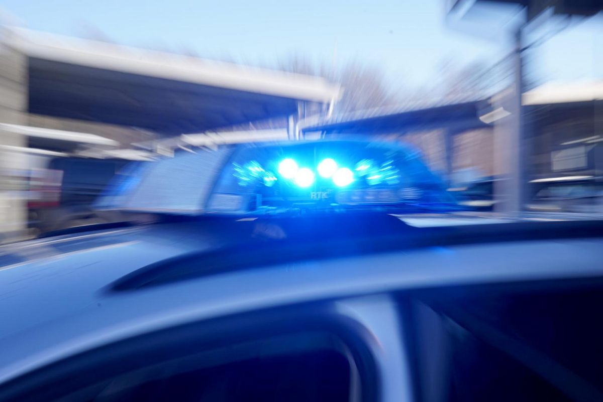 Die Polizei sucht Zeugen für einen Einbruch. Foto: Marcus Brandt/dpa