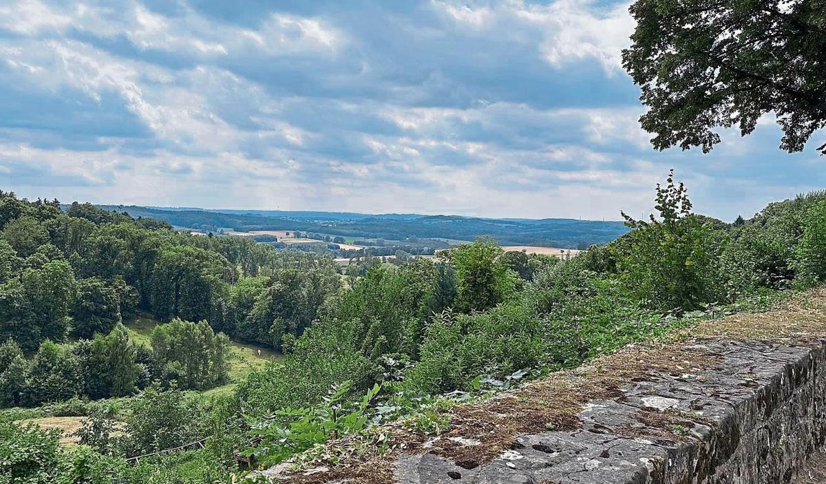 Die Aussicht von der Stadtmauer hinunter ins Möhnetal in Richtung Sägewerk Fisch: Künftig könnten hier Windräder das Panorama prägen. Foto: S. Bsdurek