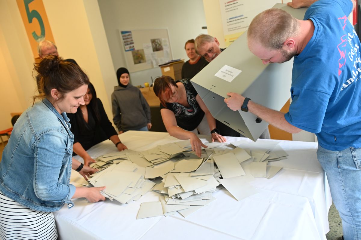 Die Wahlbeteiligung im Kreis Soest lag am Sonntag bei starken 63,9 Prozent, auch im Einwohnermeldeamt in Lippstadt wurden die Stimmen ab 18 Uhr ausgezählt. Foto: Tuschen