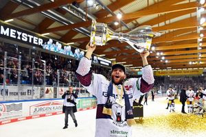 Berlins Yannick Veilleux jubelt nach dem Gewinn der deutschen Eishockey-Meisterschaft mit dem Pokal. - Foto: Carmen Jaspersen/dpa