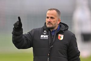 Manuel Baum leitet seine erste Trainingseinheit als Interimscoach in Augsburg. - Foto: Peter Kneffel/dpa