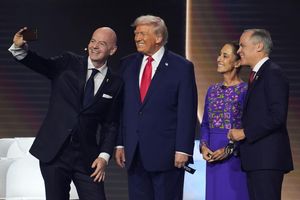 FIFA-Präsident Gianni Infantino (l-r) macht ein Selfie mit US-Präsident Donald Trump, der mexikanischen Präsidentin Claudia Sheinbaum und dem kanadischen Premierminister Mark Carney. - Foto: Evan Vucci/AP/dpa