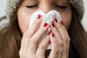 Die jährliche Grippewelle nimmt langsam Fahrt auf. (Symbolbild) - Foto: Christina Sabrowsky/dpa/dpa-tmn