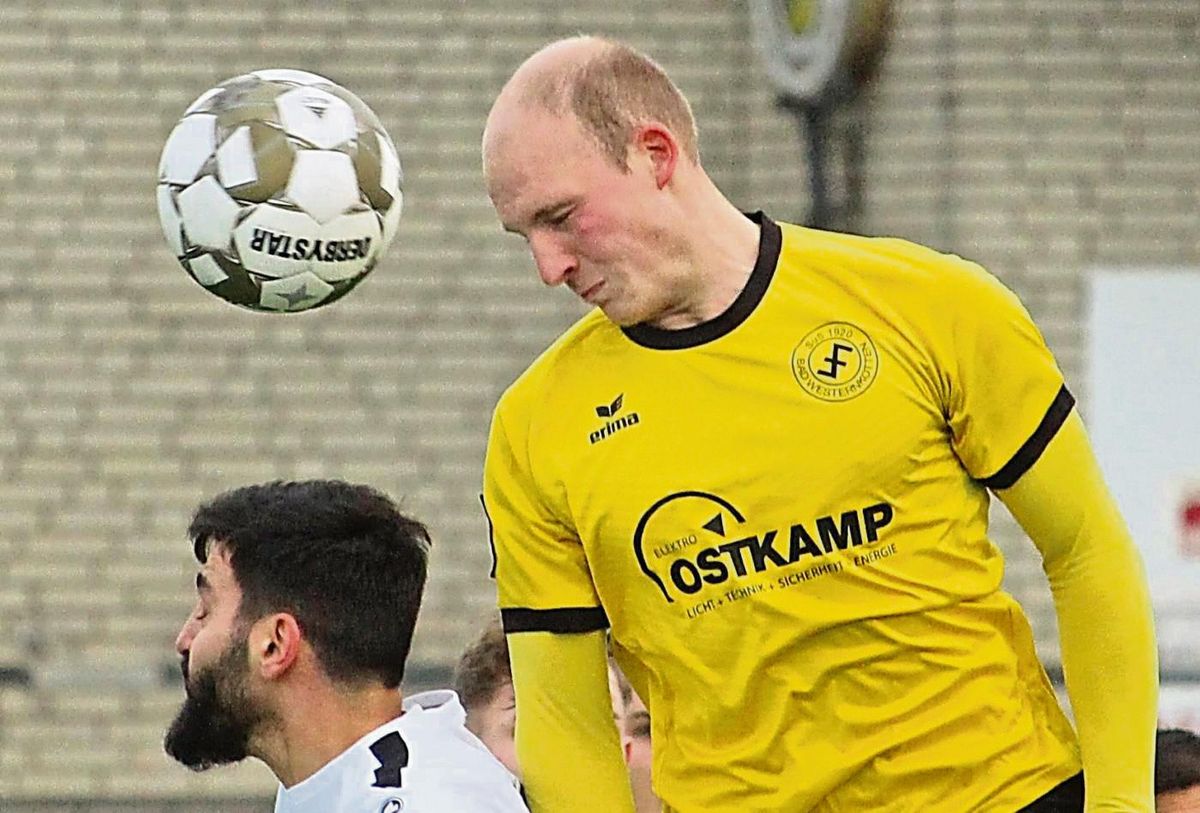 Der SuS Bad Westernkotten (hier mit Merlin Sonntag) schwebte in den letzten Wochen über allen anderen Teams in der Landesliga 2. Dies bekam nun auch der SC Drolshagen zu spüren, der mit 8:2 abgefertigt wurde. Foto: Thorsten Heinke