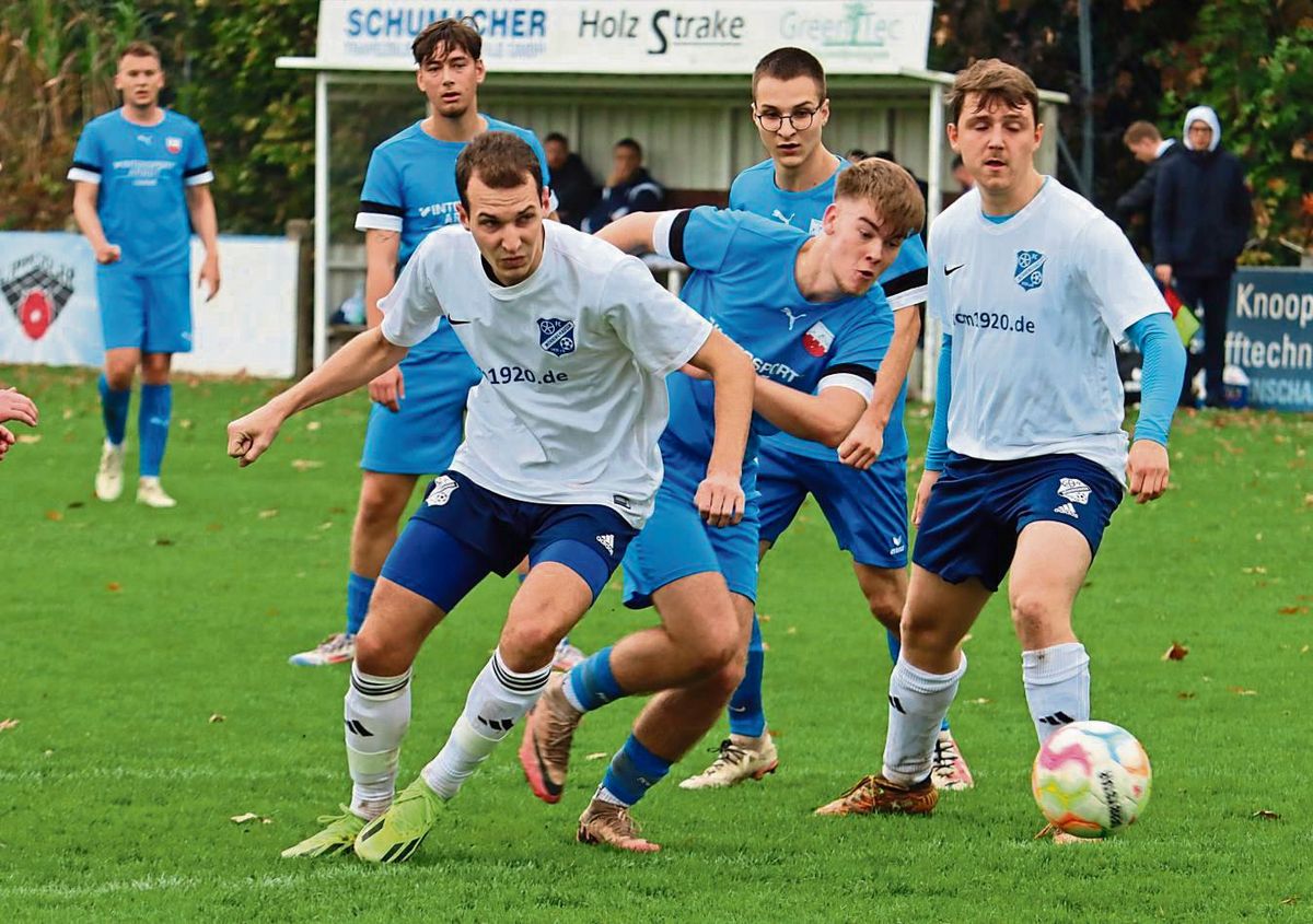 Alle drei Punkte entführte die Reserve des TuS Lipperode (in Blau) aus Mönninghausen (in Weiß). Zwar ging der FCM II zunächst mit 1:0 in Führung, am Ende aber hieß es 2:1 für den TuS Lipperode II. Foto: Feichtinger