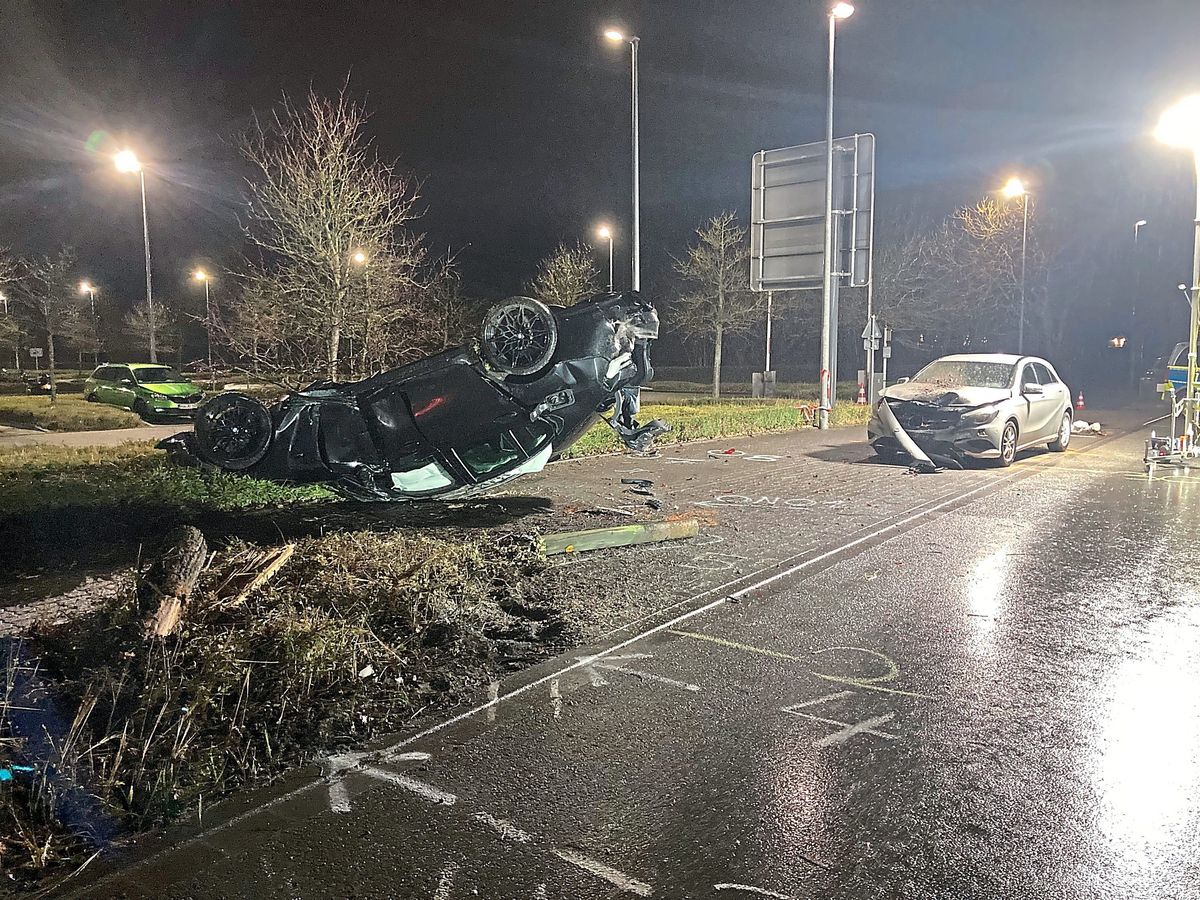 Als Feuerwehr und Rettungsdienst eintrafen, hatten sich die drei Insassen bereits selbstständig aus dem Wrack befreit. Foto: Polizei