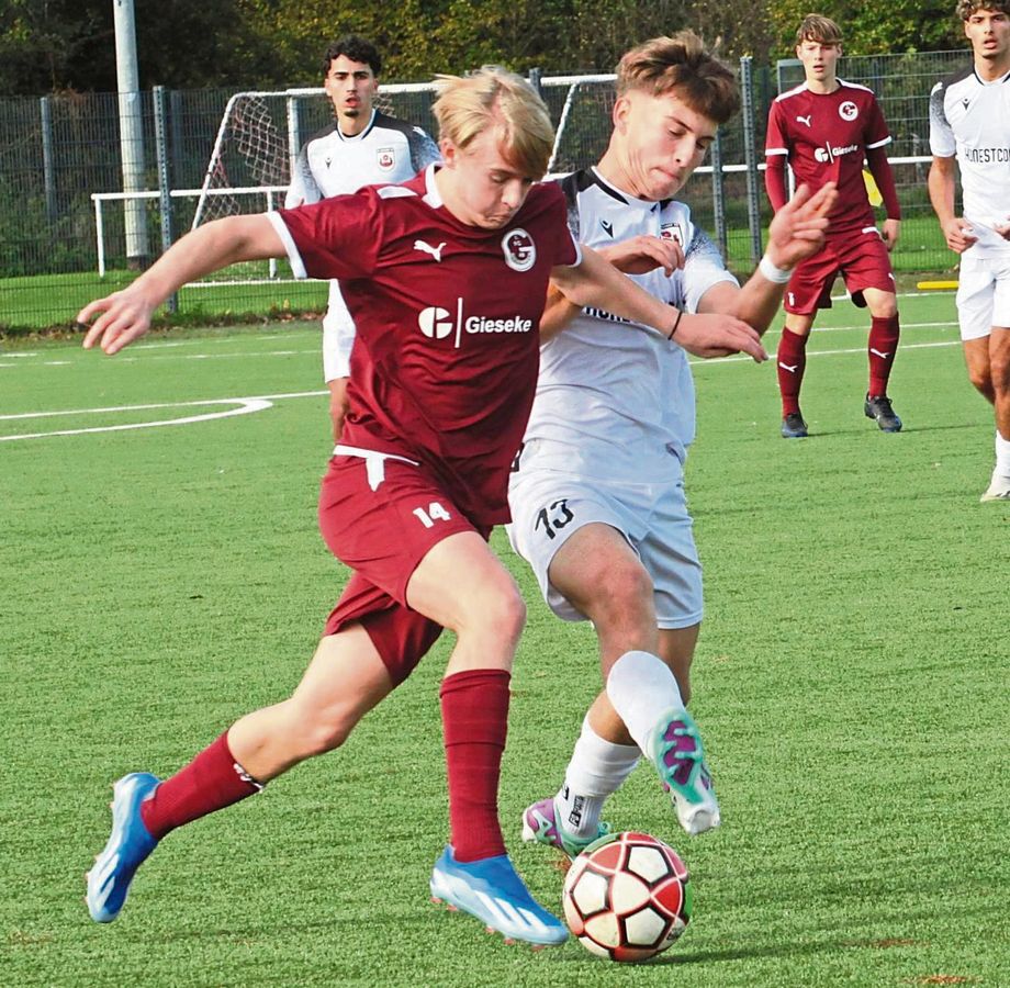 Jetzt zählt es! Die A-Junioren des SV Lippstadt (in Weiß) sind gewappnet für das Topspiel der Westfalenliga. Zu Gast sind die Preußen aus Münster. Beide Teams sind noch unbesiegt. Das Zuschauerinteresse dürfte groß sein. Foto: Dannhausen