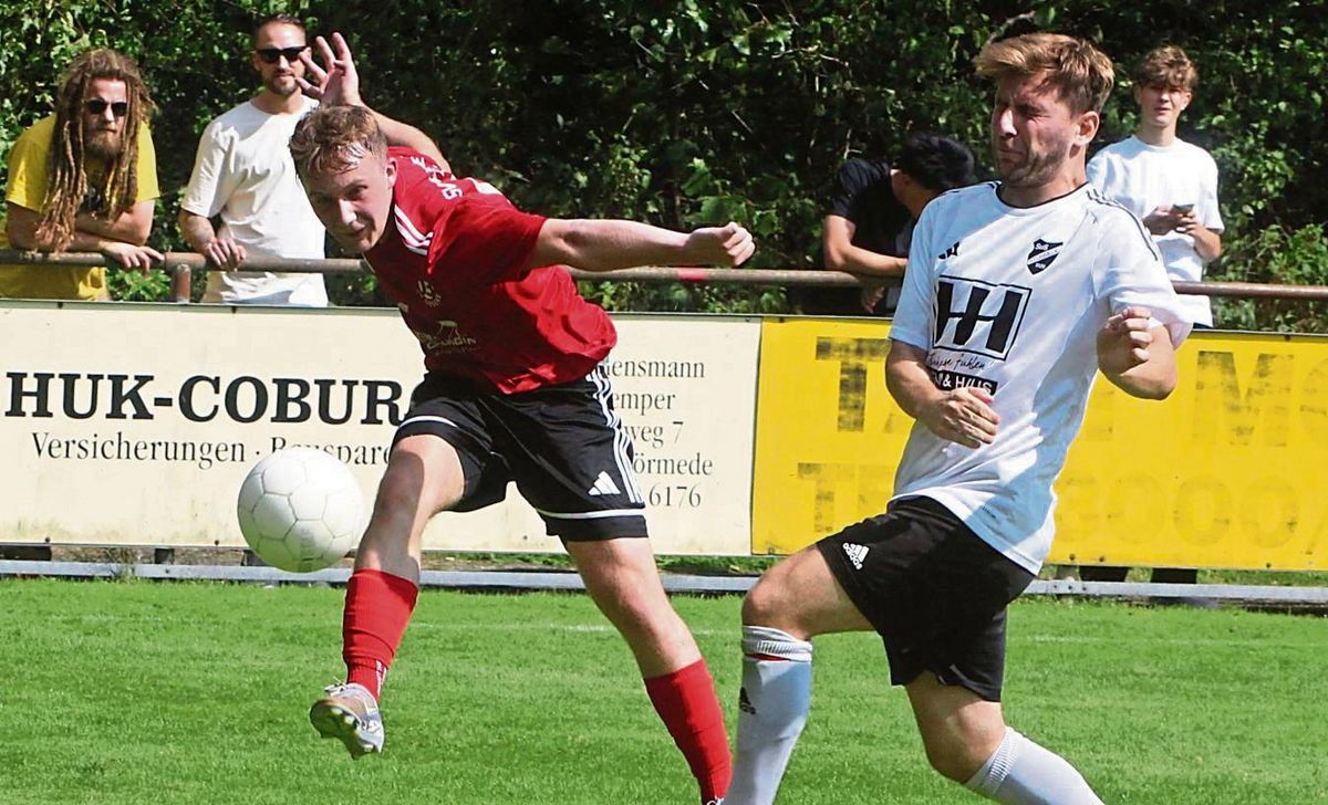 Zur Pause lag der SV 03 Geseke (in Rot) im Derby beim SuS Störmede noch mit 1:0 in Front, musste sich aber in Unterzahl am Ende mit einem 1:1 begnügen. Foto: Brand