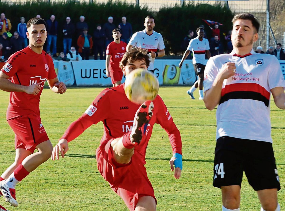 Der überragende Fatih Ufuk (r.) brachte mit seinem Treffer zum 1:0 den höchsten Saisonsieg des SV Lippstadt auf den Weg. Am Ende hieß es vor 445 Zuschauern in der Liebelt-Arena 6:1 gegen den SV Schermbeck. Fotos: Lütkehaus