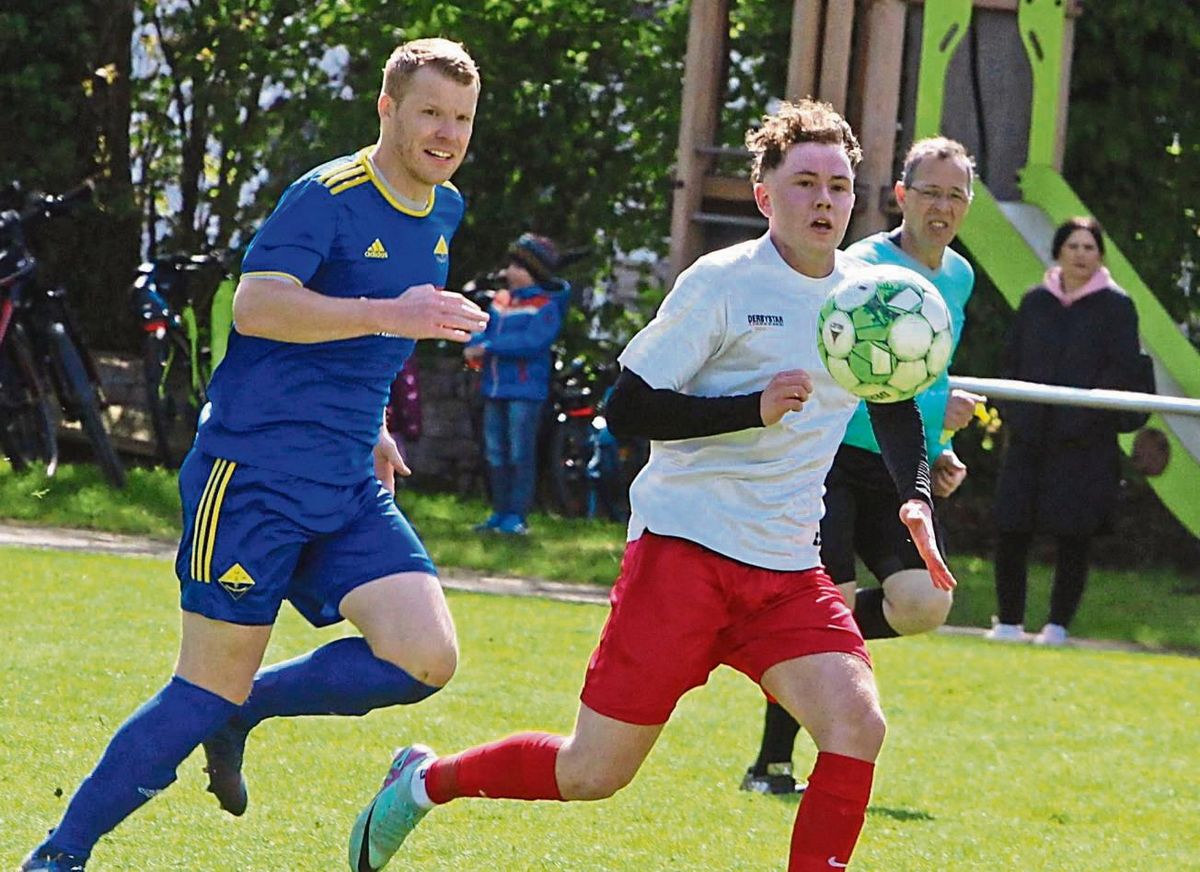 Ob das Liga-Schlusslicht Westfalia Erwitte (in Weiß) am Nachholspieltag ausgerechnet der titelambitionierten DJK Mellrich entwischen kann, ist doch sehr fraglich. Die Gäste sind jedenfalls der klare Favorit. Foto: Brand