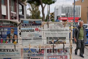 Zeitungen an einem Verkaufsstand in Athen. - Foto: Thanassis Stavrakis/AP/dpa