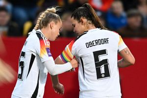 Das Bayern-Duo mit Giulia Gwinn (l.) und Lena Oberdorf kehrt ins Nationalteam zurück - Foto: Sebastian Gollnow/dpa