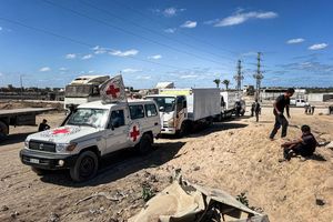 Mitarbeiter des Roten Kreuzes helfen bei Übergabe der Leichen von Geiseln. (Archivbild) - Foto: Belal Abu Amer/APA Images via ZUMA Press Wire/dpa