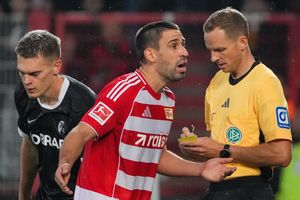 Rani Khedria kann eine Entscheidung von Schiedsrichter Storks nicht verstehen. - Foto: Soeren Stache/dpa