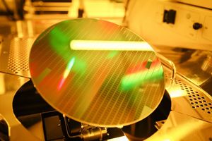 Mikrochips werden hauptsächlich aus Herstellerländern wie China oder Taiwan importiert. (Symbolbild) - Foto: Christian Charisius/dpa