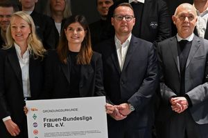 Mit auf dem Gruppenfoto: DFB-Präsident Bernd Neuendorf. - Foto: Michael Brandt/dpa