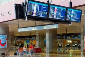 Ein 80-jähriger Tourist wollte mit seiner im Rollstuhl sitzenden Frau von Teneriffa in die Heimat fliegen. Aber in der Sicherheitskontrolle war Schluss: Die Frau war tot. (Symbolbild) - Foto: Roger Méndez/Europapress/dpa