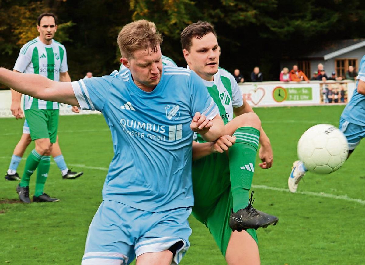 Schnuppert weiter an den Aufstiegsrängen: Die Mannschaft aus Lipperbruch (in Blau) ließ im Heimspiel gegen Stirpe nichts anbrennen. Das 3:0 ist sogar noch schmeichelhaft aus Sicht der Gäste. Foto: Uwe Feichtinger