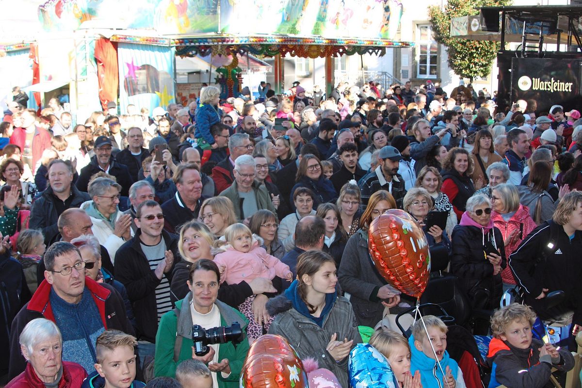 Proppenvoll ist der Marktplatz am Samstagmittag. Große und kleine Besucher wollen sich die Eröffnung und vor allem auch die traditionelle Ermäßigung für die Fahrgeschäfte nicht entgehen lassen. Foto: Helga Wissing