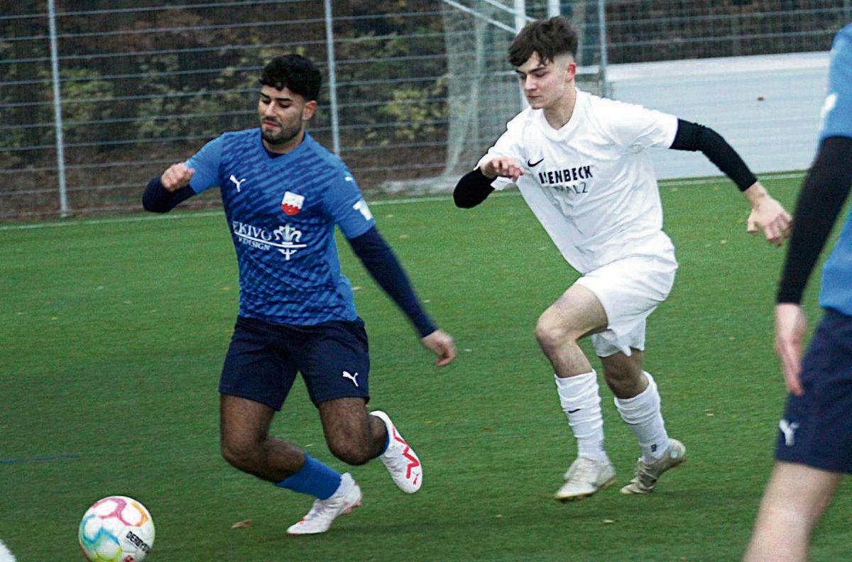 In der Qualirunde standen sich der TuS Lipperode (in Blau) und die JSG Suttrop (weiß) bereits gegenüber. Nun kommt es in der Kreisliga A erneut zum Kräftemessen beider Teams. Foto: Dannhausen