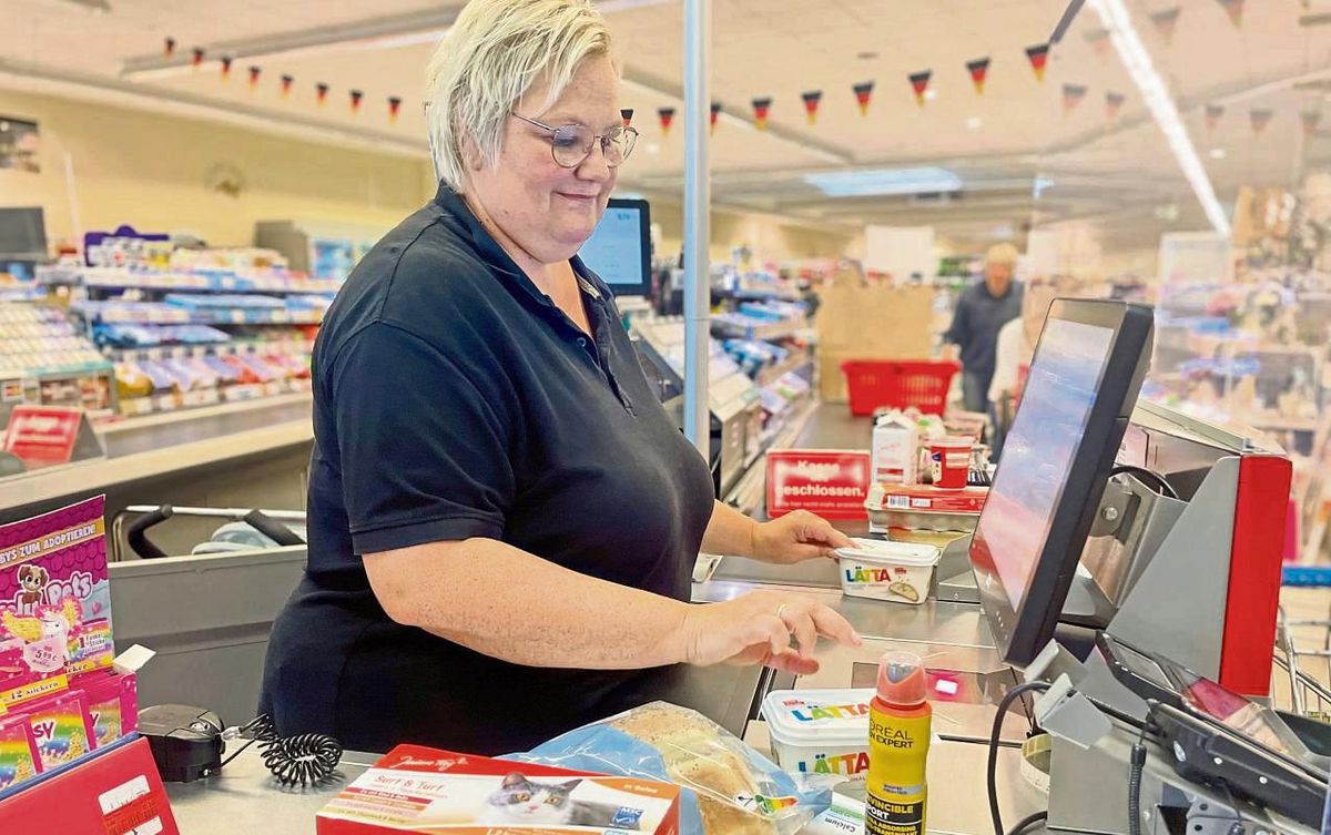 Am laufenden Band: Gabi Graute, frühere Krankenschwester, hat für die Kunden stets ein Lächeln parat. Fotos: Vielberg