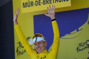 Superstar Tadej Pogacar trägt bei der 112. Tour de France wieder das Gelbe Trikot. - Foto: Mosa'ab Elshamy/AP/dpa