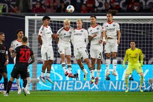 Alejandro Grimaldo sorgte mit seinem Freistoß für die frühe Bayer-Führung. - Foto: Christoph Reichwein/dpa