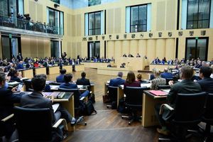 Manche Entscheidungen des Bundesrats haben direkte Auswirkungen auf den Alltag der Menschen im Land. - Foto: Bernd von Jutrczenka/dpa