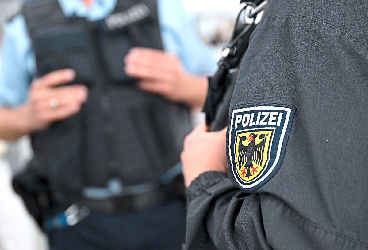 Nach einer Hausdurchsuchung in Rüthen hat die Bundespolizei einen Verdächtigen in Rüthen festgenommen. Symbolfoto: dpa