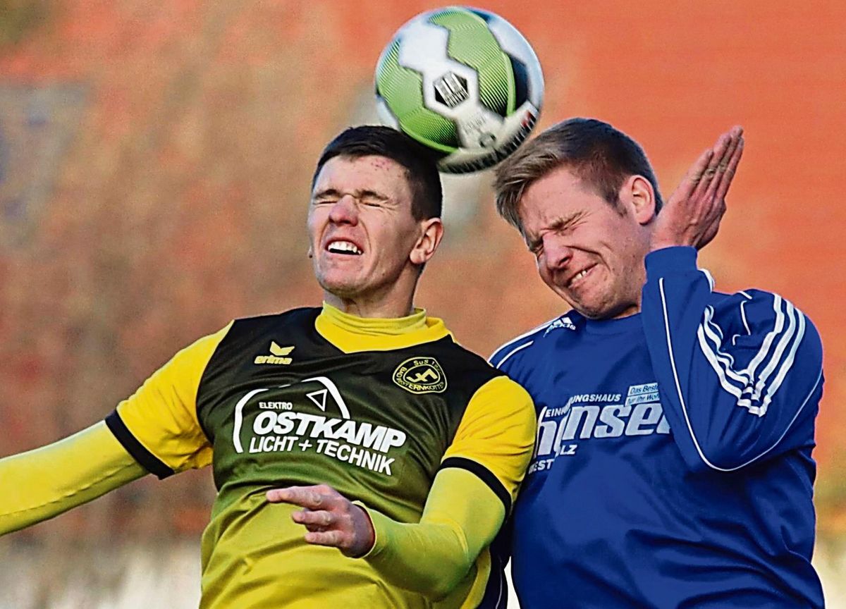 Roman Kuzmyn (l.) war in den Spielzeiten 16/17 und 18/19 in 26 Begegnungen für den SuS Bad Westernkotten am Ball. Der 29-jährige Mittelfeldakteur ist mittlerweile Fußballprofi in der zweiten ukrainischen Liga und schilderte am Telefon die unfassbaren Zustände in seiner Heimat. Archivfotos: Thomas Wiegand