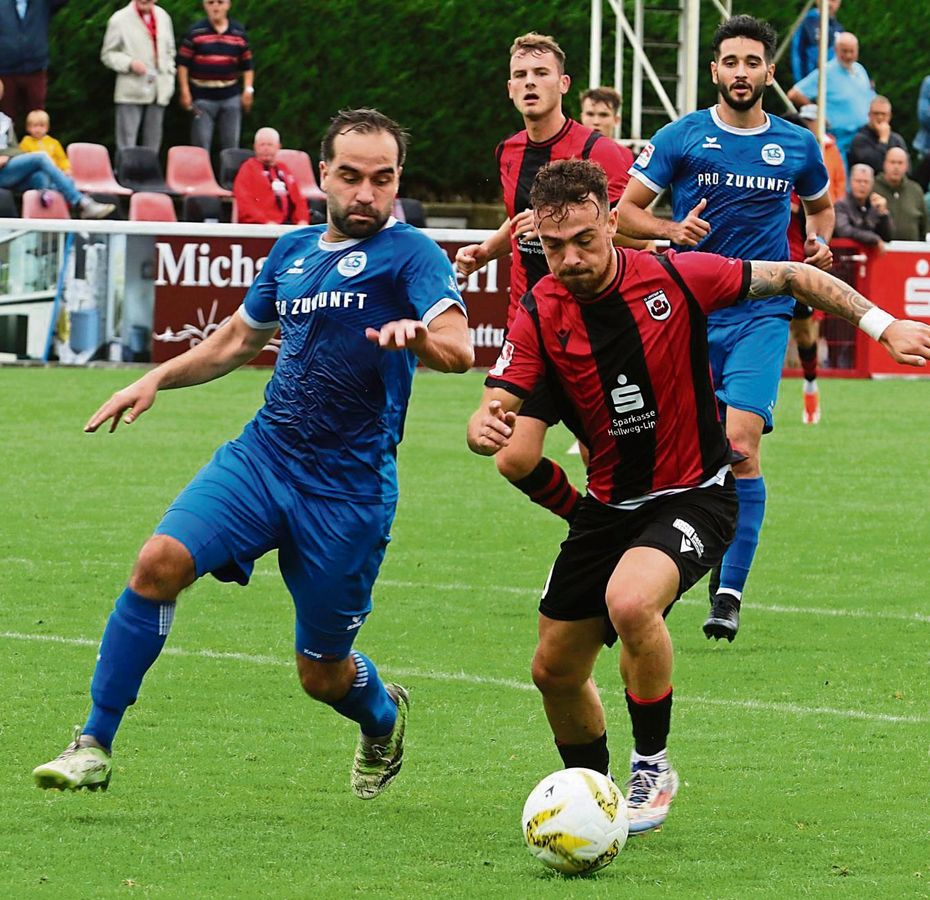 Siegtorschütze im Hinspiel: Marcello Romano (r.) netzte in der 35. Minute zum 1:0 für den SV Lippstadt ein. Seitdem laufen beide Mannschaften der Musik in der Tabelle aber ein Stück weit hinterher. Foto: Lütkehaus