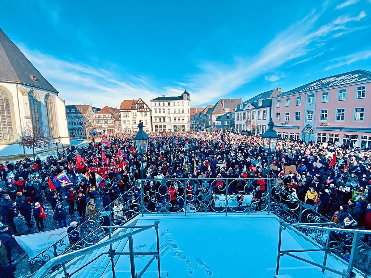 Klare Kante gegen Rechts! Viele Demonstranten hatten Plakate und Pappschilder gebastelt, um zu zeigen: Lippstadt ist bunt. Fotos: Vielberg