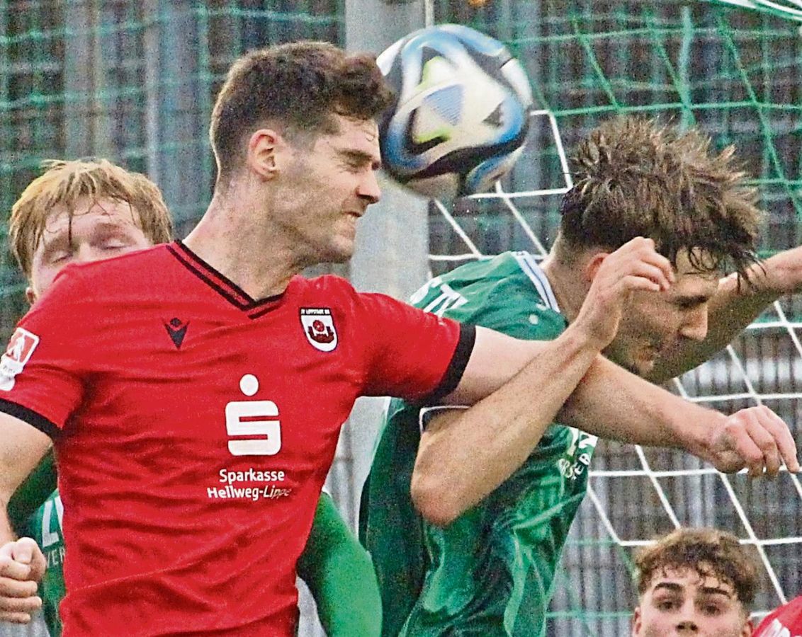 Es gilt, die letzten Körner zu mobilisieren und noch einmal alles rauszuhauen: Lukas Wulf (in Rot) und der SV Lippstadt stehen zum Jahresabschluss vor dem ultimativen Härtetest, denn der noch ungeschlagene Tabellenführer kommt. Foto: Thorsten Heinke