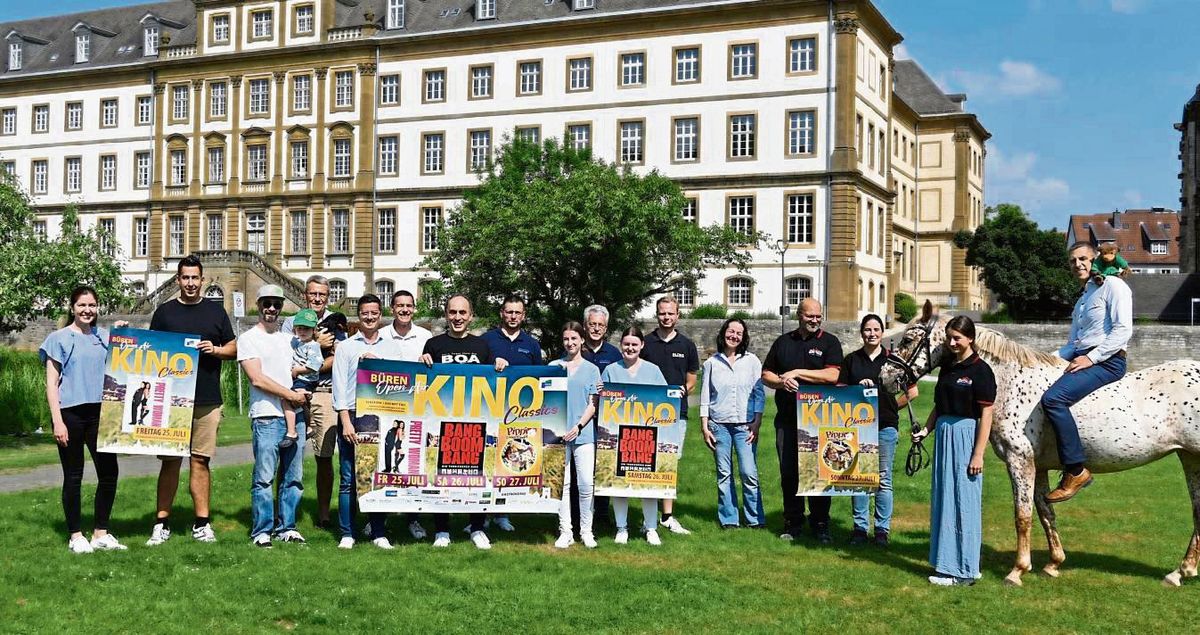 Das Motto beim Freiluftkino in den Almeauen lautet: „Büren Open-Air-Kino goes Classics“. Sowohl Veranstalter als auch Sponsoren und Bürens Bürgermeister Burkhard Schwuchow (rechts) freuen sich auf das Kino-Wochenende unter freiem Himmel. Mit dabei: das Punkte-Pferd Kleiner Onkel und Pippis Affe Herr Nilsson.