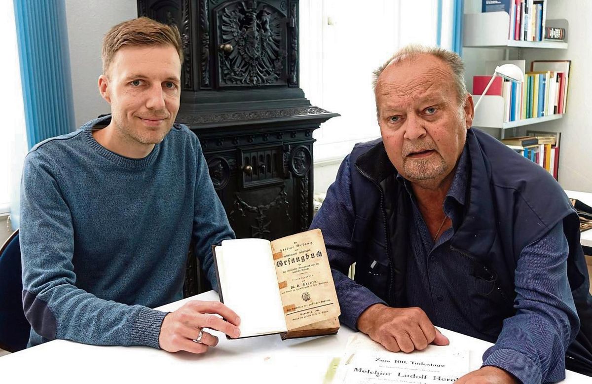 Freuten sich über den Übergang des geschichtsträchtigen Gesangbuchs ans Stadtarchiv: Hermann Krämer (r.) und Archivar Dr. Lukas Grawe. Fotos: Kloer