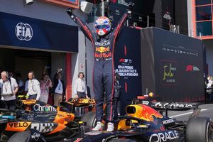 Sieg im 400. Rennen des Red-Bull-Teams: Max Verstappen setzt seine Imola-Erfolgsserie fort. - Foto: Antonio Calanni/AP/dpa