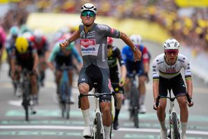 Mathieu van der Poel stürmt zum Sieg. - Foto: Mosa'ab Elshamy/AP/dpa