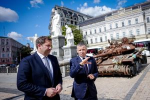 Finanzminister Lars Klingbeil trifft seinen Amtskollegen Serhij Marchenko in Kiew. - Foto: Kay Nietfeld/dpa