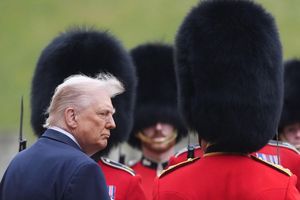 US-Präsident Donald Trump inspiziert die Ehrengarde während der feierlichen Begrüßung auf Schloss Windsor. - Foto: Jonathan Brady/PA Wire/dpa