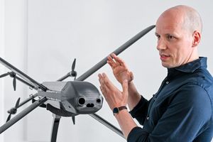 Das Rüstungsunternehmen Helsing - hier Mitgründer Gundbert Scherf - kooperiert künftig mit Schaeffler. (Archivbild) - Foto: Jens Kalaene/dpa