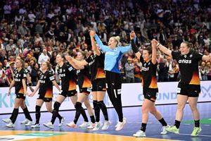 Noch ein Sieg trennt die deutschen Handballerinnen von einer WM-Medaille. - Foto: Federico Gambarini/dpa