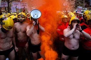 Spanische Feuerwehrleute demonstrieren in Badehosen in Barcelona. - Foto: Lorena Sopêna/EUROPA PRESS/dpa