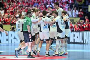 Die deutschen Handballer möchten auch im EM-Endspiel gegen Dänemark jubeln. - Foto: Sina Schuldt/dpa