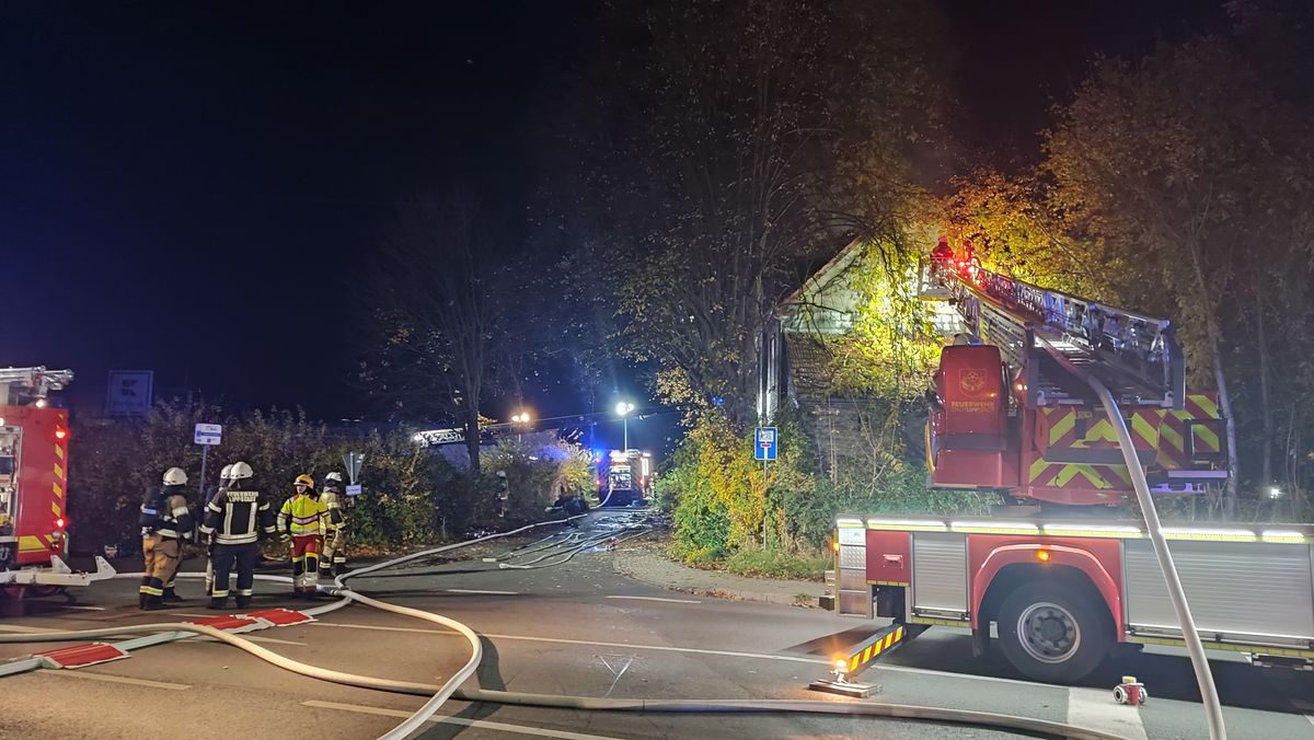 In Lippstadt hat es in der Nacht zu Donnerstag in einem leerstehenden Haus gebrannt. Die Feuerwehr war bis in die frühen Morgenstunden im Einsatz. Die Polizei ermittelt wegen Brandstiftung und bittet um Hinweise. Foto: Ansgar Grün (Feuerwehr Lippstadt)
