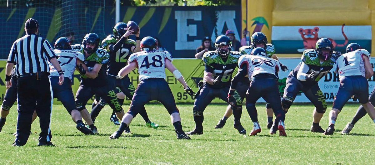 Hart umkämpft war die Partie zwischen den Lippstadt Eagles (dunkle Trikots) und den Siegen Sentinels. Dank einer starken Defensivleistung setzte sich die Reiche-Truppe am Ende mit 30:7 durch und feierte so den zweiten Saisonsieg. Foto: Tuschen