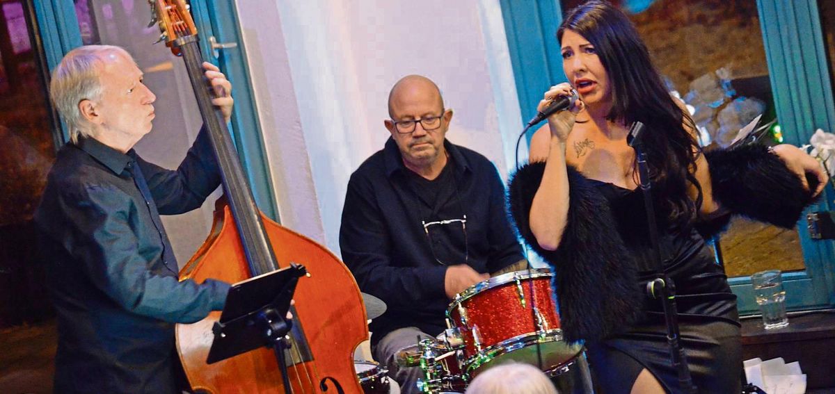 Frontfrau Myriam-Catharina und ihre Begleitmusiker begeisterten beim Jazzclub-Konzert in Lippstadt. Foto: Dietmar Gröbing
