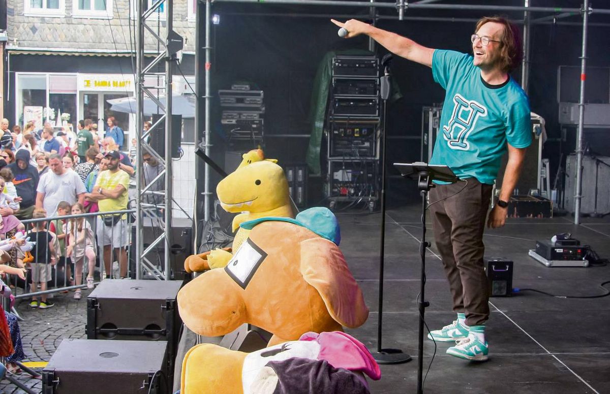 Kinderliedermusiker Simon Horn alias herrH lockte am Sonntagnachmittag zahlreiche Kids vor die Bühne. Dabei stellte er neue Lieder und tierische Protagonisten vor. Fotos: Wissing