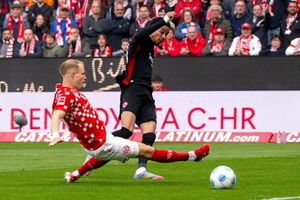 Der FSV Mainz 05 um Andreas Hanche-Olsen (l) und Eintracht Frankfurt um Hugo Ekitiké (r) lieferten sich ein hitziges Derby - Foto: Torsten Silz/dpa