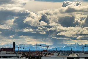 Einem Städteranking zufolge sind München und sein Umland der wirtschaftsstärkste Ballungsraum Deutschlands. Doch der Vorsprung vor Berlin ist nicht mehr groß. (Symbolbild) - Foto: Peter Kneffel/dpa